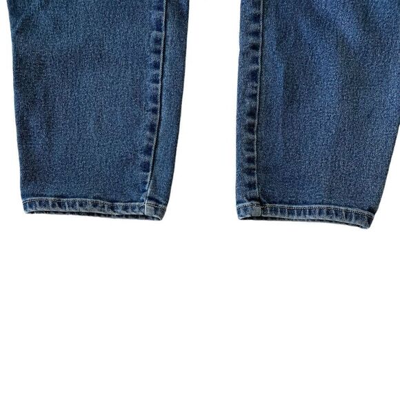 Gloria Vanderbilt | Hand Embroidered with Daises  | 10P Short - Picture 3 of 9